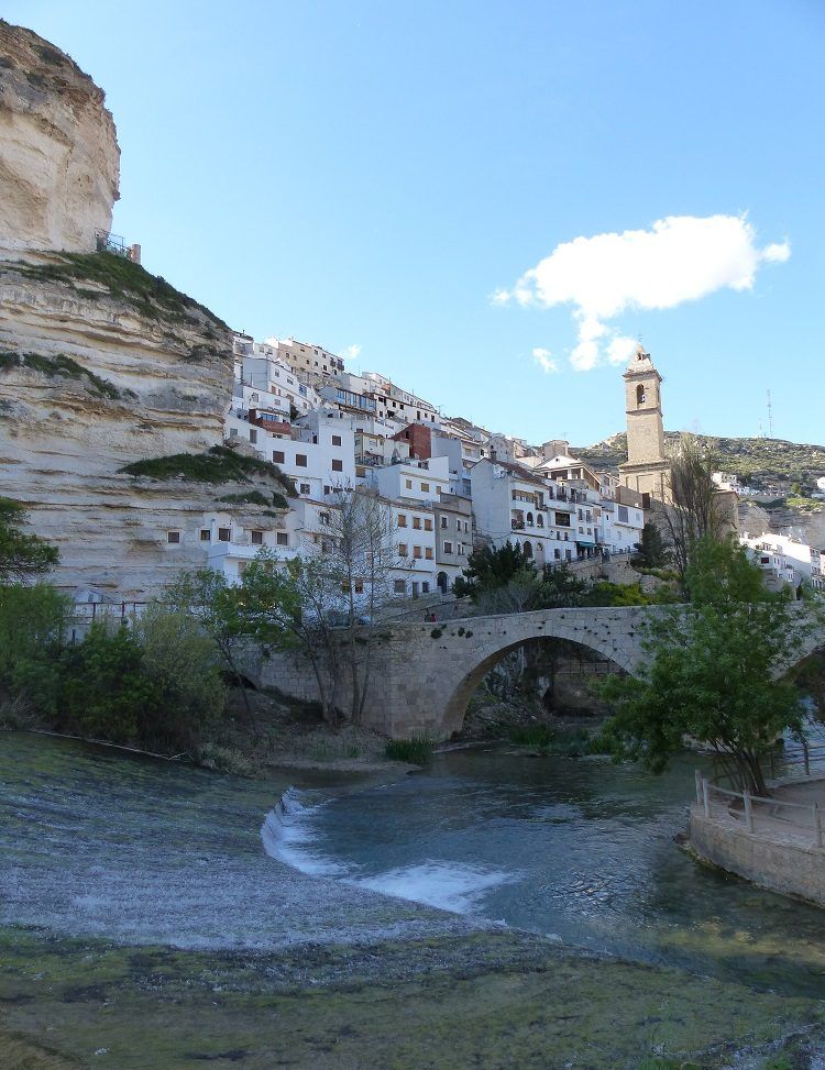 Casas de Alcalá del Júcar escalonadas en la ladera sobre el río