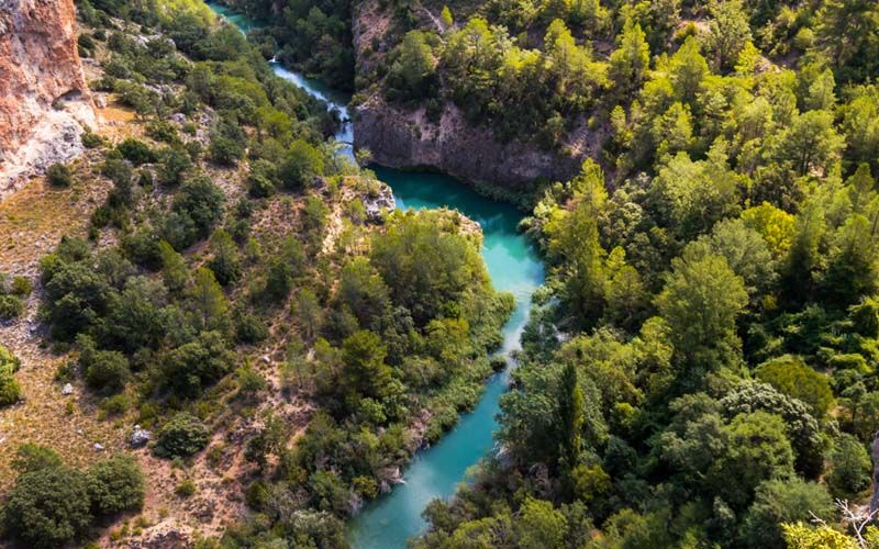El río Júcar serpenteando entre las paredes de la hoz