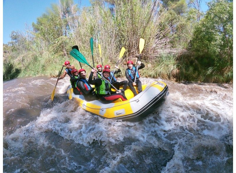 Familia haciendo rafting en el río Júcar